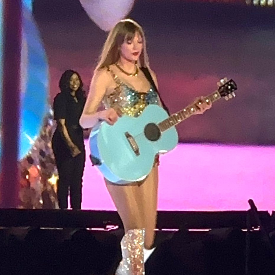 TheSwiftSociety's tweet image. 📷| Blue guitar for &apos;Lover&apos;