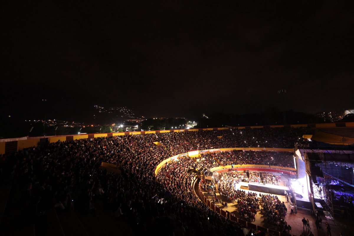 ¡Increíble lo que vivimos hoy! Más de 12 mil almas nos encontramos en la plaza de toros de Mérida para unirnos en una oración “A solas con Dios”. El Pastor William Arana llegó desde la hermana Colombia a compartir un mensaje lleno de esperanza. Es tiempo de palabra y