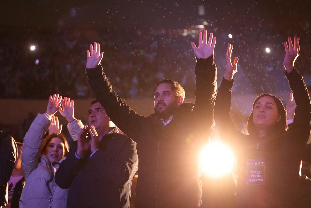 nicmaduroguerra's tweet photo. ¡Increíble lo que vivimos hoy! Más de 12 mil almas nos encontramos en la plaza de toros de Mérida para unirnos en una oración “A solas con Dios”. El Pastor William Arana llegó desde la hermana Colombia a compartir un mensaje lleno de esperanza. Es tiempo de palabra y restauración. #VenezolanosDeBien