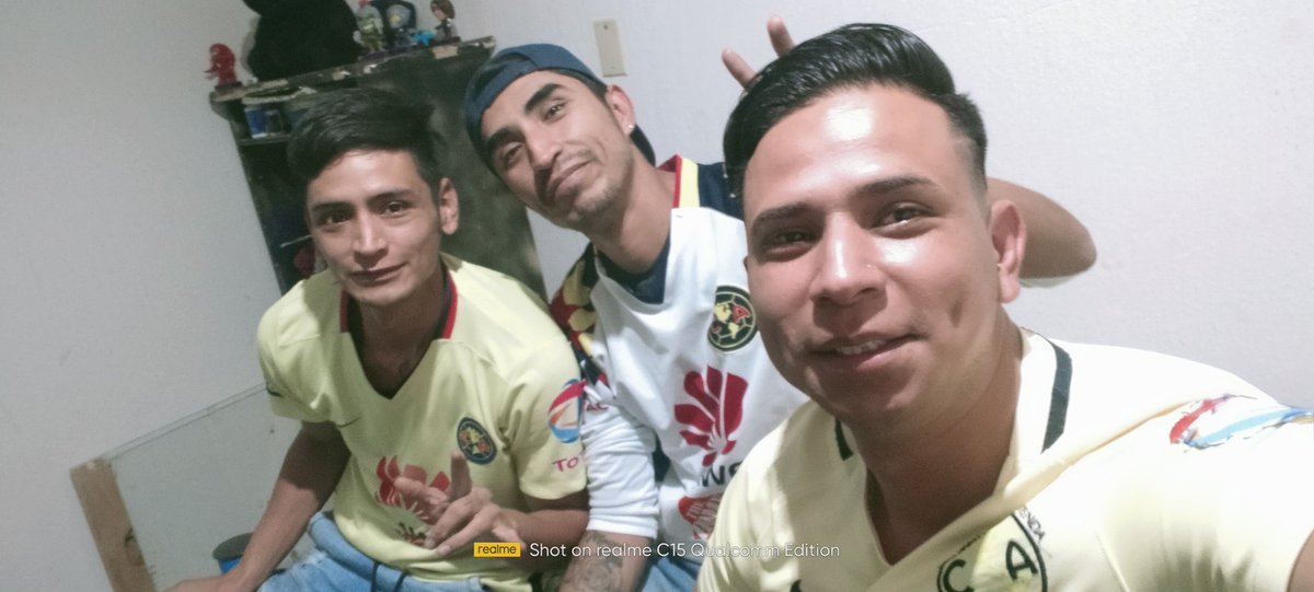 XavierChvez17's tweet photo. #ClasicoDeMexico 
#Canal5 el pollo chavez Oscar Chávez y el galletas Chávez apollando a las águilas del América #VamosAmerica https://t.co/JgWjk2djUx