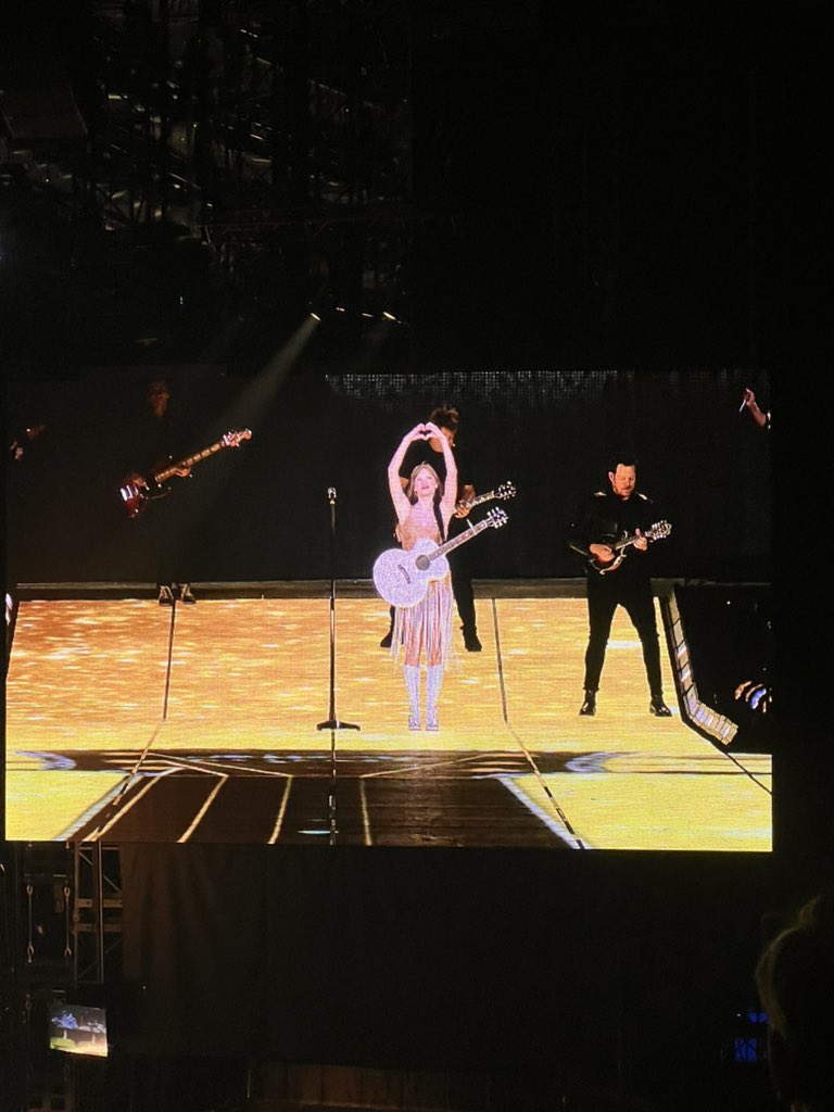 behindthemall13's tweet photo. IM SCREAMING CRYING 🥺 #GlendaleTSTheErasTour @taylornation13 https://t.co/ubPrJMFq0p
