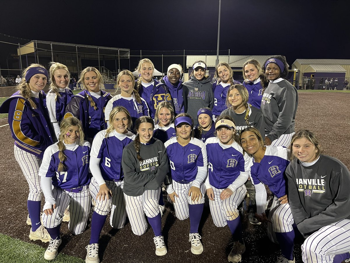 Tigers pull out an awesome 14-7 win over Lutcher to go 2-0 on the day! It was a cold one but these ladies brought the energy and showed out at the plate! Great job, ladies! Back at it on Monday against Assumption! 💜💛🐅 Let’s Geaux!