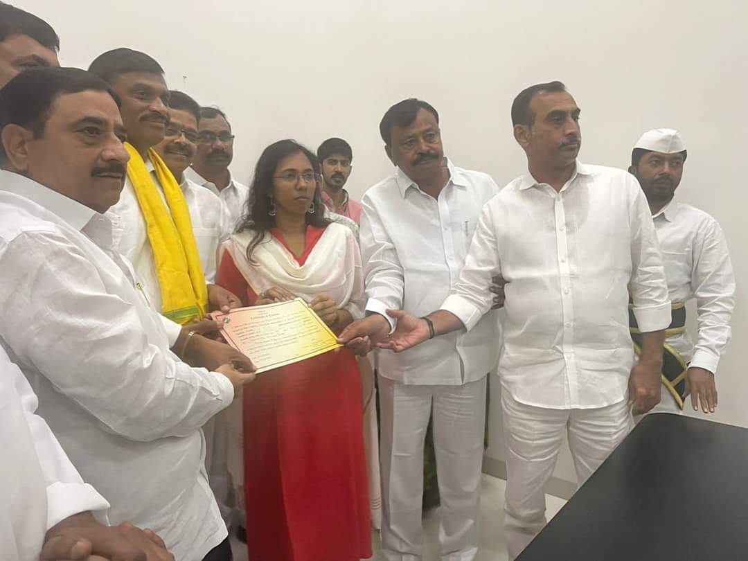 GharshanaMedia's tweet photo. 151 మంది MLA లు గెలిస్తే మీకు పోలీసులు సెల్యూట్ కొడతారేమో..

కానీ "రాజ్యాంగం" కొట్టదు..

Congratulations భూమిరెడ్డి రాంగోపాల రెడ్డి అన్న 💐

3/3 https://t.co/sargZaRlqI
