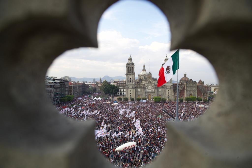dudodedarwin's tweet photo. #frutsi anuncia sobre venta de medio millón de unidades en la capital del país mientras torteros hacen su agosto vendiendo sus productos a guías turísticos que abarrotaron él zócalo para evento multitudinario de visitantes en su mayoría provincianos. https://t.co/S6aSFhiebg