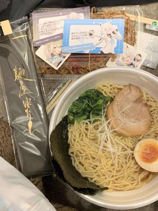 飯!!席は取れなかったので床ですが#ひろがるホロライブDAY2 