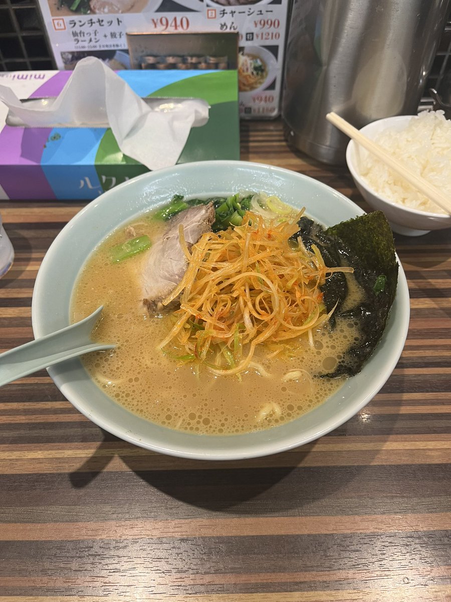 ki_ko141's tweet photo. 久しぶりに仙台✨

必ず寄って帰るラーメンと
牛タン食べる時間がなかったので弁当を購入🍱

ひも引っ張ると、メチャ熱くてびっくり🥵
車内で温かいお弁当頂きました😆 https://t.co/9rNmMys7ez