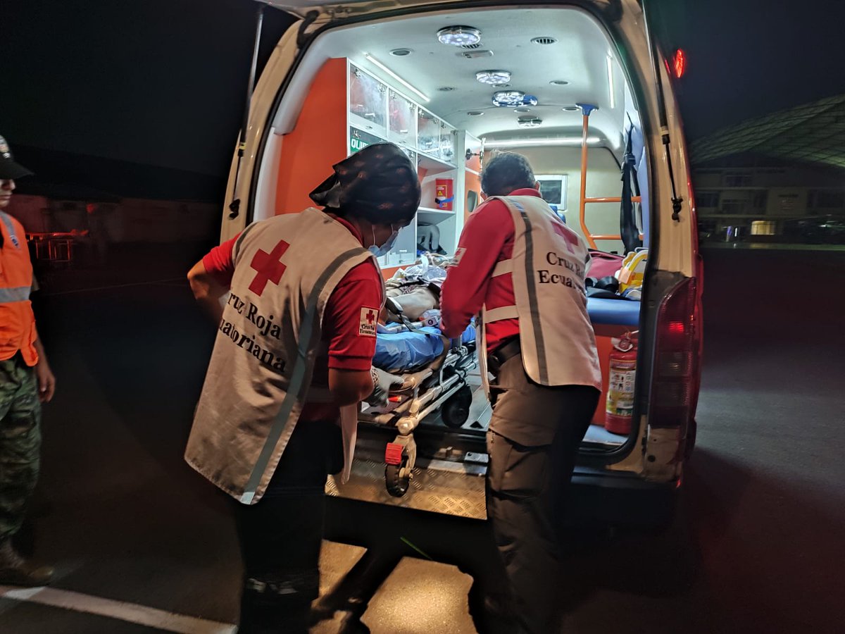 ComunicacionEc's tweet photo. #CruzadaPorElEcuador | Tras el sismo con epicentro en Balao, @Salud_Ec:
🧑‍⚕️ Atendió a 252 heridos en el Hospital de Pasaje
✅ 246 fueron dados de alta 
🏥 1 hospitalizado 
🛩️🚑 5 fueron derivados hacia hospitales de @Salud_Ec en Guayaquil con apoyo de @cruzrojaguayas,@FFAAECUADOR. https://t.co/2EoD3WrIuS