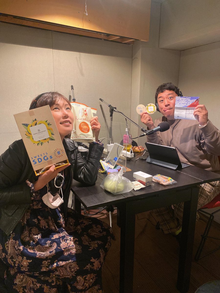 shimazika's tweet photo. 最終回まであと２回！今夜の島ヂカは･･･関東沖縄フェスが続々と！一気に紹介▼みんなで東京泊まるなら〇〇がお得！？WBC観戦で東京大移動▽「うまい」続出！羽田空港限定最新スイーツ

23時になったらラジオ沖縄へ！
https://t.co/IlHXZuAU8X

#ナシル #shimazika #ラジオ沖縄 #与座よしあき https://t.co/DV1DhFraeb