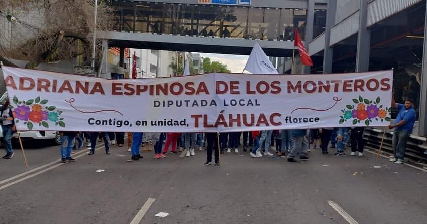 AdrianaEsMG's tweet photo. Muy entusiasmadxs acompañando a nuestro Presidente Andrés Manuel López Obrador en  la Fiesta Nacional por la Soberanía Energética 
Es un honor estar con Obrador https://t.co/s0bc5uTooH