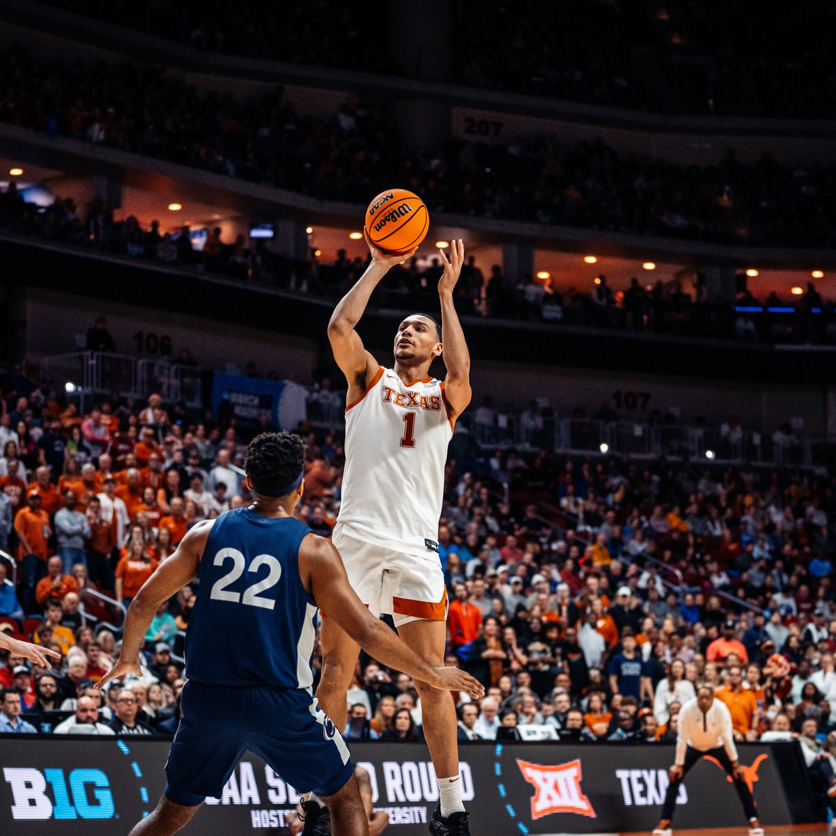 TexasLonghorns's tweet photo. A good night to be a Texas hooper 🤘 https://t.co/AnO12buJA4