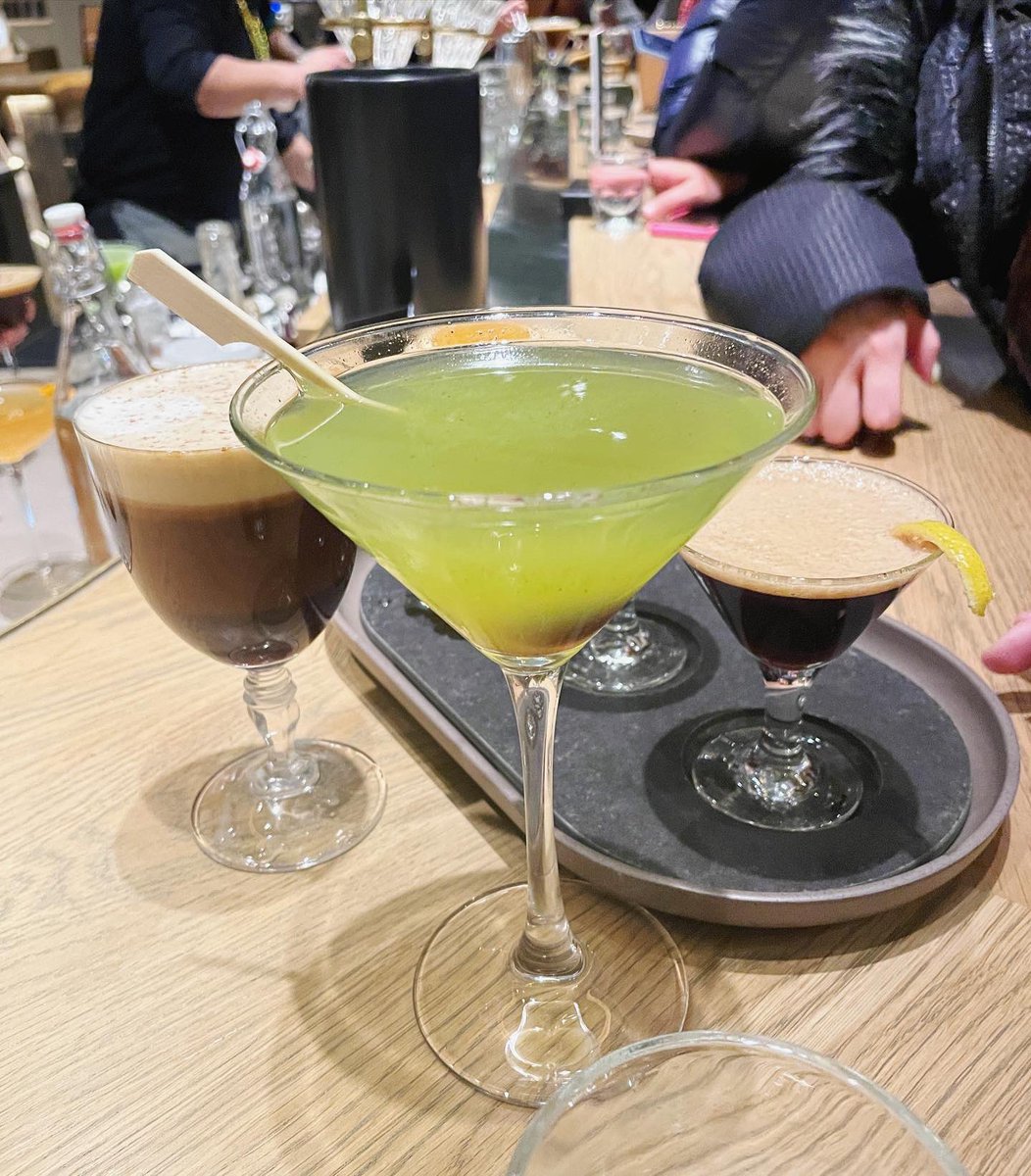 CFoodwaves's tweet photo. Coffee inspired cocktails from Starbucks reserve Chicago! 

#drinks #weekend #martini #espresso #starbucks #chicago #food #cheers https://t.co/9Uul0A3avX