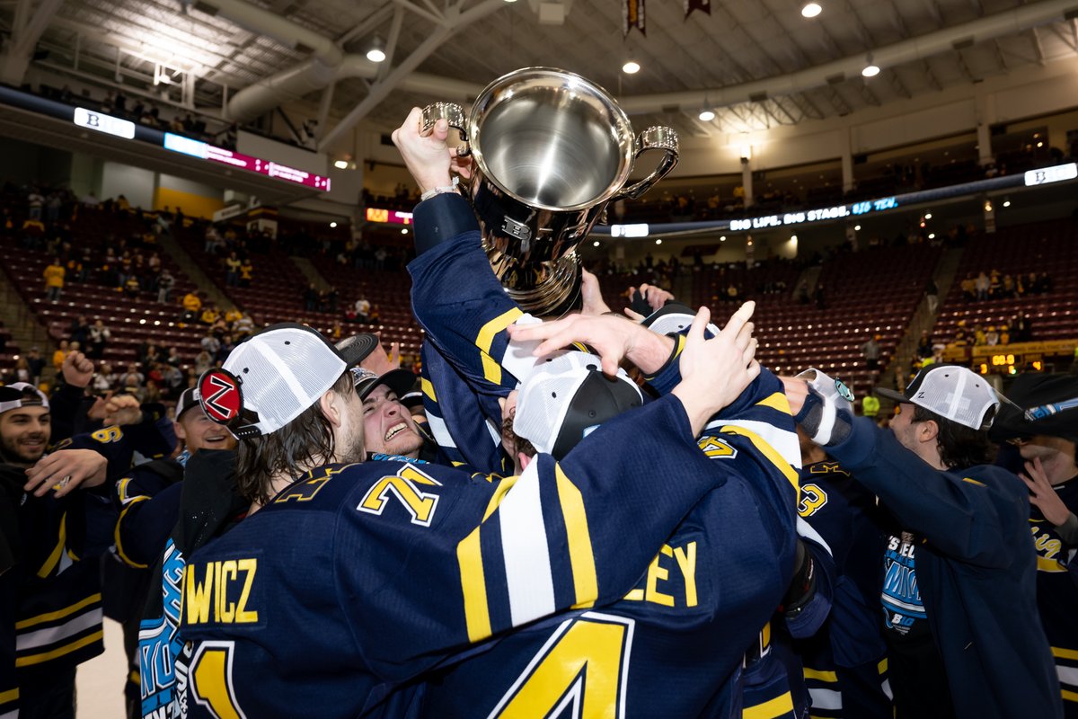 umichhockey's tweet photo. Your CHAMPS

#GoBlue https://t.co/IixREU8Zp4
