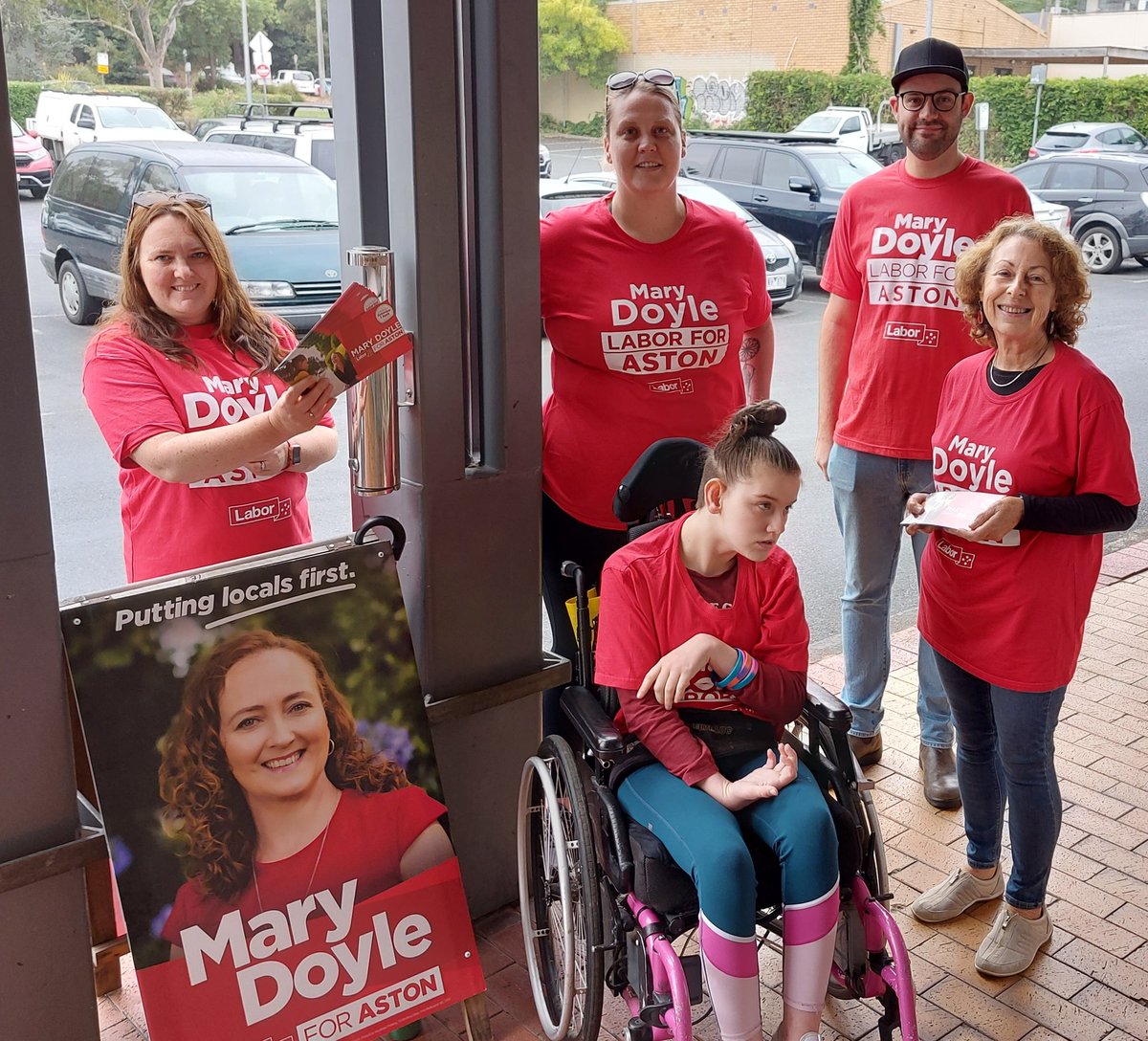 Russycook's tweet photo. From the Wantirna Farmer Makers Market #WantirnaPS to the streets of Upper Ferntree Gully #Maxifoods
@MaryDoyle4Aston out on the last day before early voting opens @ 8.30am tomorrow in #Aston
#AstonVotes #PuttingLocalsFirst @VictorianLabor @AustralianLabor #auspol https://t.co/mxKDMNpswT