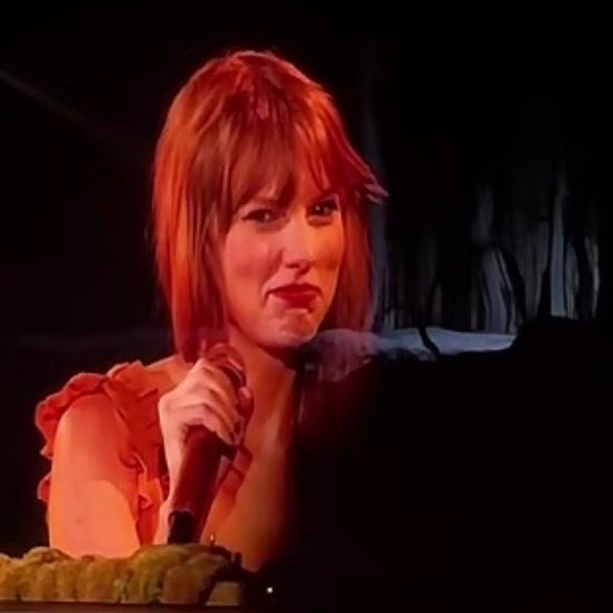 📸 | @TaylorSwift13’s reaction to the crowd singing loud 😂#TSTheErasTour