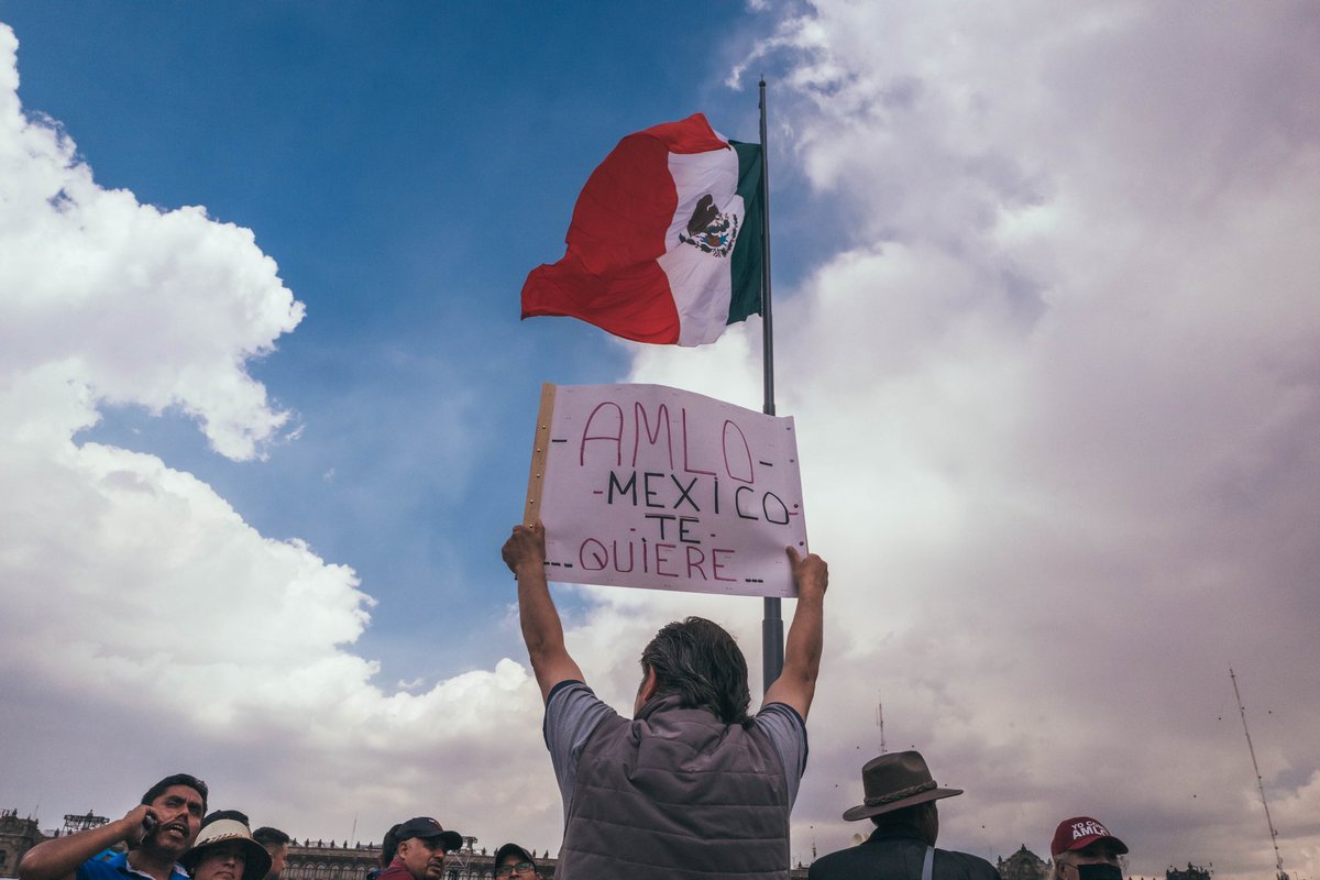 juliomenchaca_'s tweet photo. Junto a miles de mexicanos, marchamos en la capital del país en apoyo a este movimiento de transformación que garantiza la soberanía energética de nuestro país y que los recursos sigan siendo utilizados para el bienestar de todas y todos.

¡Es un honor marchar con @lopezobrador_! https://t.co/HwGMSeMgMB