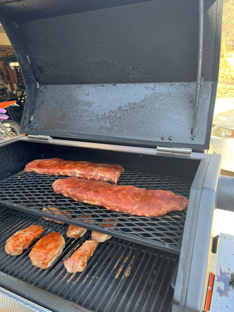tsshopgirl's tweet image. Smoked a couple of racks of ribs and some loin chops.  #yoder #grillgirl
