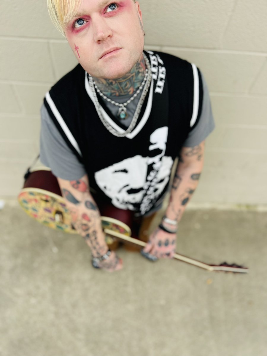 DerekMorris777's tweet photo. This Monday……..
#poppunk #punkrock #emo #emomusic #gothic #hiphop #allmusic #derekmorris #punkrockmusic #blink182 #GreenDay #twentyonepilots #MachineGunKelly #modsun #girlfriends #Spotify #SpotifyTop5 https://t.co/E8XaGTyVd7