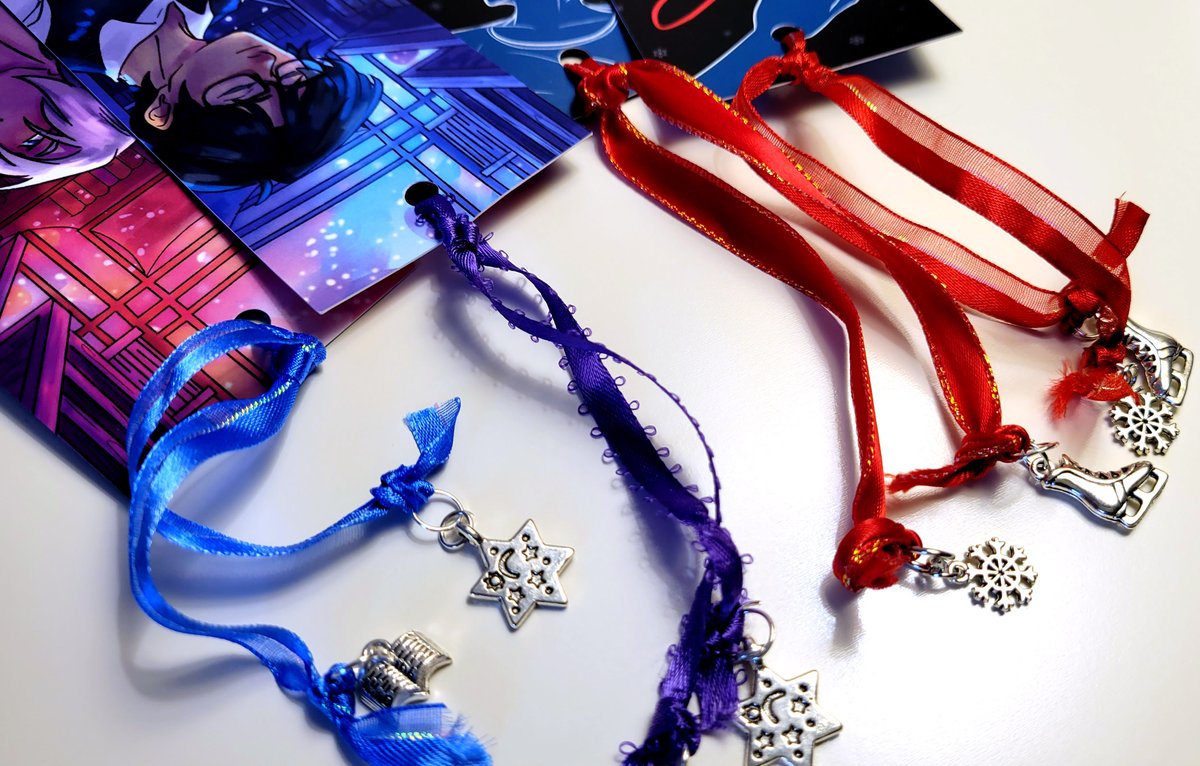 🥳LEFTOVER SALES FOR THE #YuriOnIce TROPE ZINE ARE OPEN!

Along with the zine and other merch, don't miss our gorgeous bookmarks!

Designed by <a href="/JellyGuiRo/">JellyGuiRo</a> and <a href="/myaire21/">Myaire | 🦝</a>, bookmarks are double-sided with ribbon tails and themed charms at the ends.

Store▶yoitropezine.ecwid.com