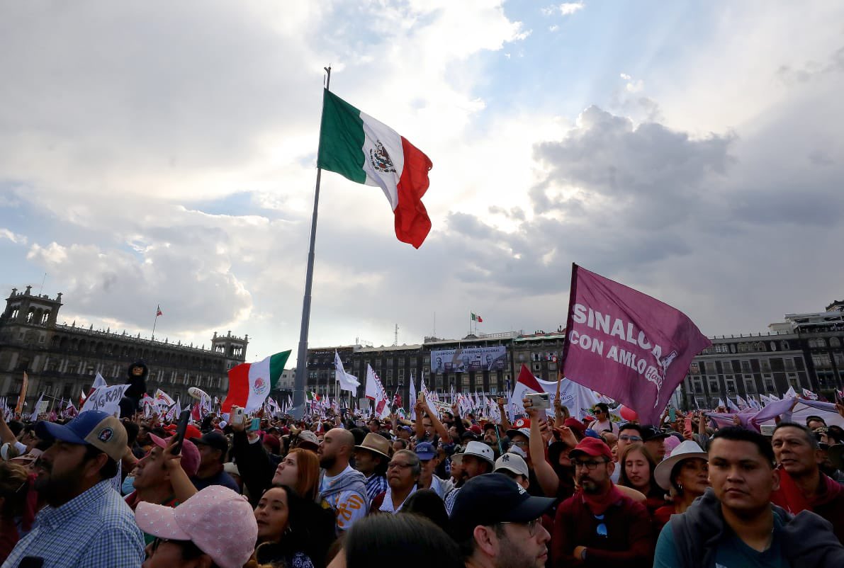 En el #Zócalo de la #CdMx, el secretario de #Gobernación, @adan_augusto, acompañó al presidente @lopezobrador_ en la ceremonia conmemorativa por los #85AñosDeLaExpropiaciónPetrolera #PorElRescateDeLaSoberanía.