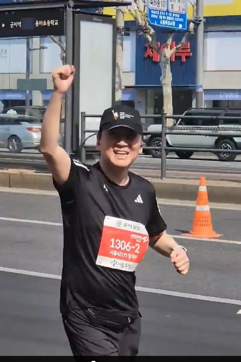 i_joeun's tweet photo. 화이팅입니다! 지지자들에게 화답하는  안철수선수ㅎ https://t.co/4rDJPcOE8D