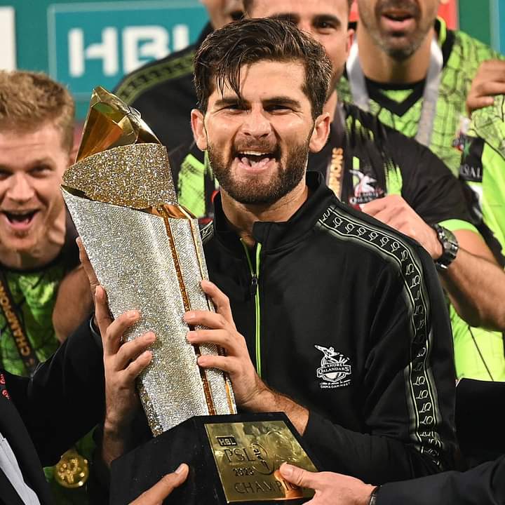 Khush tu aise ho rahy hain jaise back to back PSL 🏆 jeetay hun  

#PSLFinal
#LQvsMS