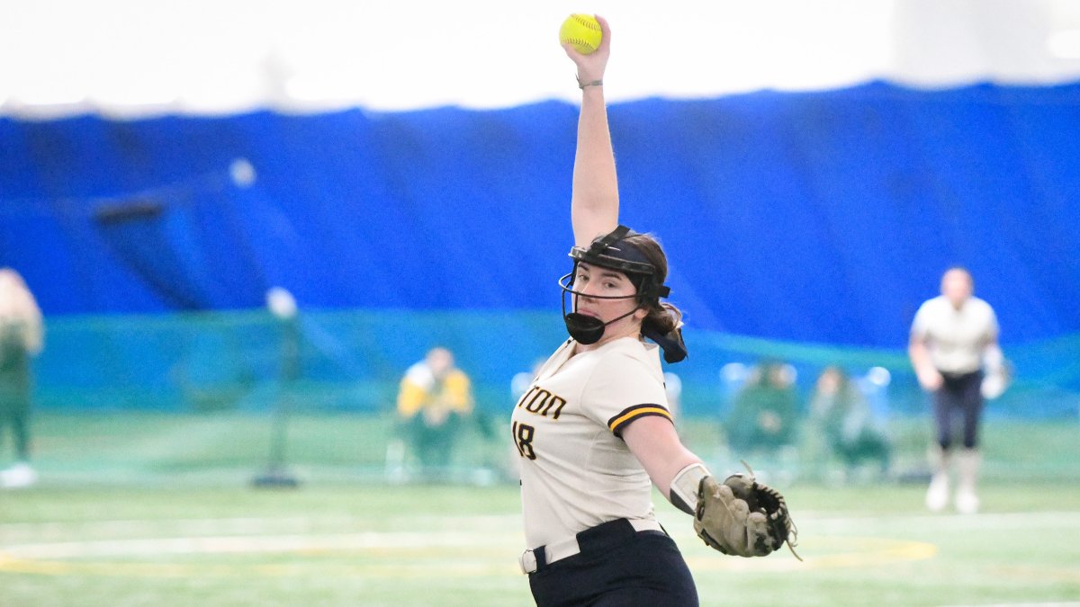 After dropping the day's first game to Amherst (12-1 in 5 inn.), @carletonsoftba1 bounced back with a 7-5 come-from-behind win over Lawrence. Faith Hanshaw went the distance in game two, improving to 4-0 on the season. Recap: ow.ly/cTV750NlYjl #d3sb