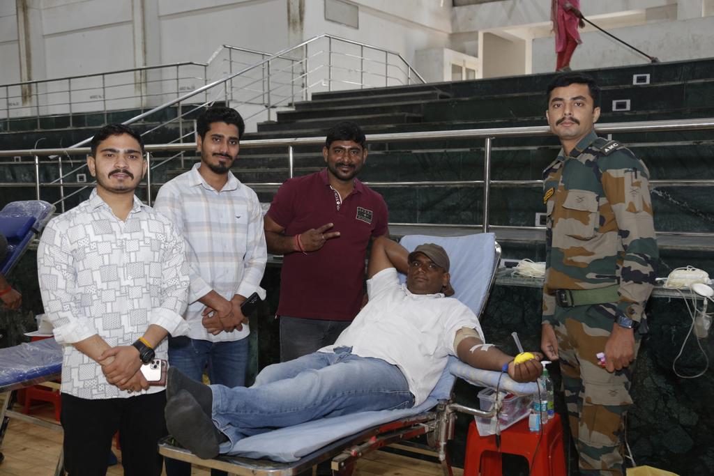 KDBadoli0001's tweet photo. कल फरीदाबाद में @adgpi 
के लिए रक्दान किया मेरा लहू मेरी देश की सेना के काम
रक्तदान महादान
@rajnathsingh
@myogiadityanath
@htTweets 
@ZeeNews 
@police_haryana 
@GurjarKeshav 
@thebharatarmy https://t.co/rctdtRU7cs