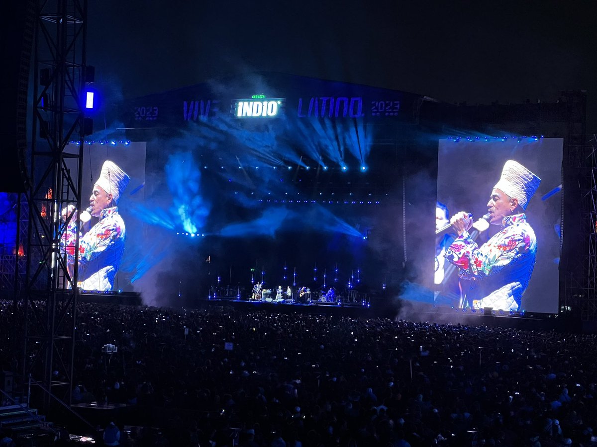 ClaromusicaMX's tweet photo. .@cafetacvba puso a reventar el Foro Sol en este #ViveLatino, ¡son leyendas vivientes! 👏🏻👏🏻👏🏻 #Claromúsica #cafetacvba #VL3 https://t.co/WzYyBCK3tC