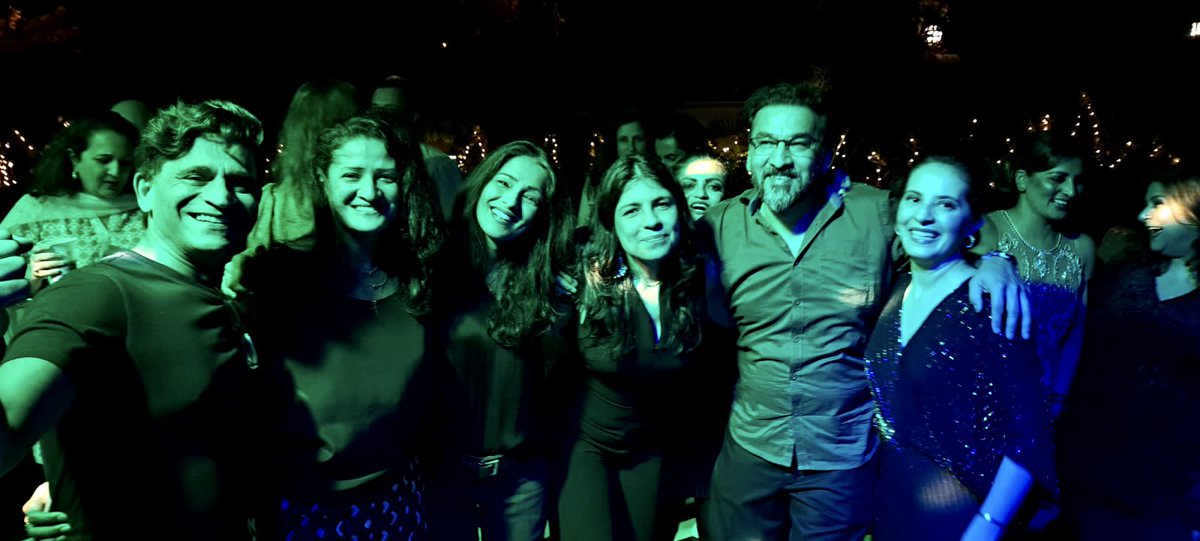 ayesha_mian1's tweet image. Beautiful friends since 1993. Presenting a few docs from the AKU Class of 1998. #worklifeintegration #mentalhealthmatters  #allinadayswork @AKUGlobal