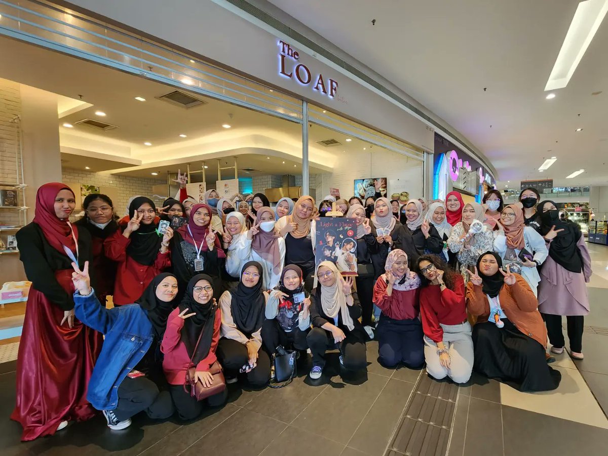 unicalaxy's tweet photo. #LightAFlameWithGyu 🖤❤️💛
180323
Group photo
#SEVENTEEN #cupsleeveeventMalaysia #SeventeenCupsleeveEvent #Mingyu #KimMingyu https://t.co/yOx732PFtn