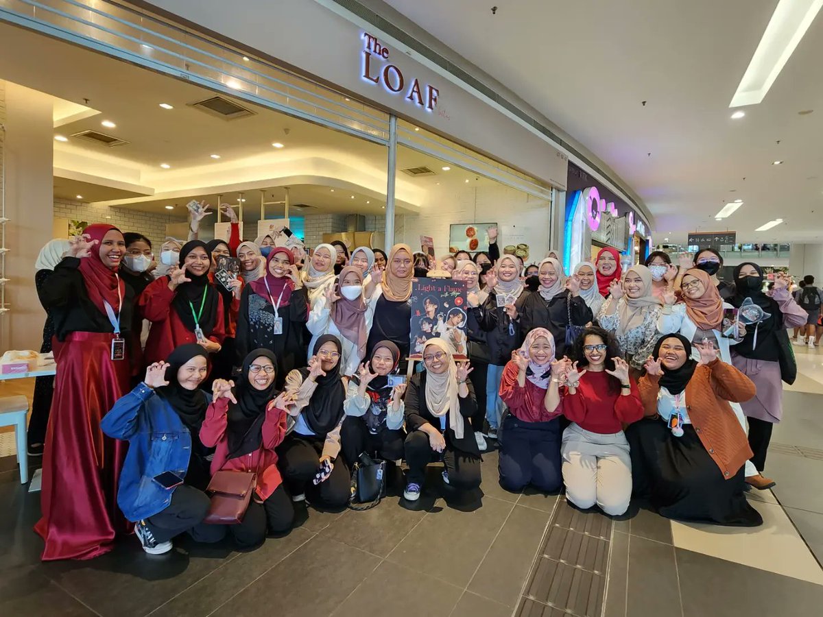 unicalaxy's tweet photo. #LightAFlameWithGyu 🖤❤️💛
180323
Group photo
#SEVENTEEN #cupsleeveeventMalaysia #SeventeenCupsleeveEvent #Mingyu #KimMingyu https://t.co/yOx732PFtn
