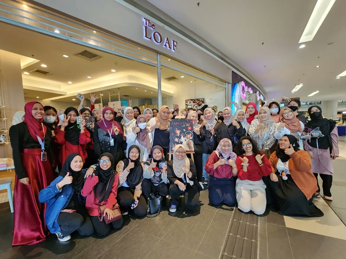 unicalaxy's tweet photo. #LightAFlameWithGyu 🖤❤️💛
180323
Group photo
#SEVENTEEN #cupsleeveeventMalaysia #SeventeenCupsleeveEvent #Mingyu #KimMingyu https://t.co/yOx732PFtn