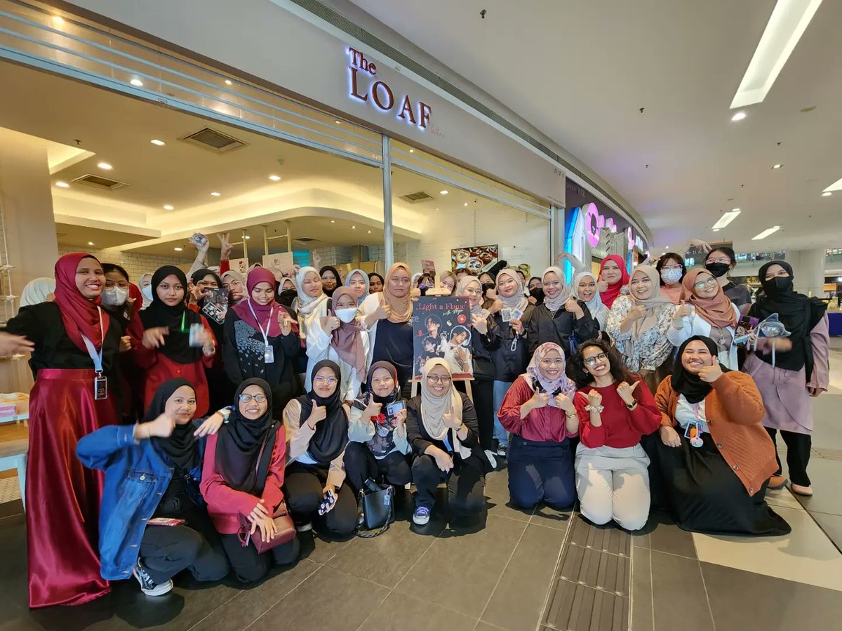 unicalaxy's tweet photo. #LightAFlameWithGyu 🖤❤️💛
180323
Group photo
#SEVENTEEN #cupsleeveeventMalaysia #SeventeenCupsleeveEvent #Mingyu #KimMingyu https://t.co/yOx732PFtn