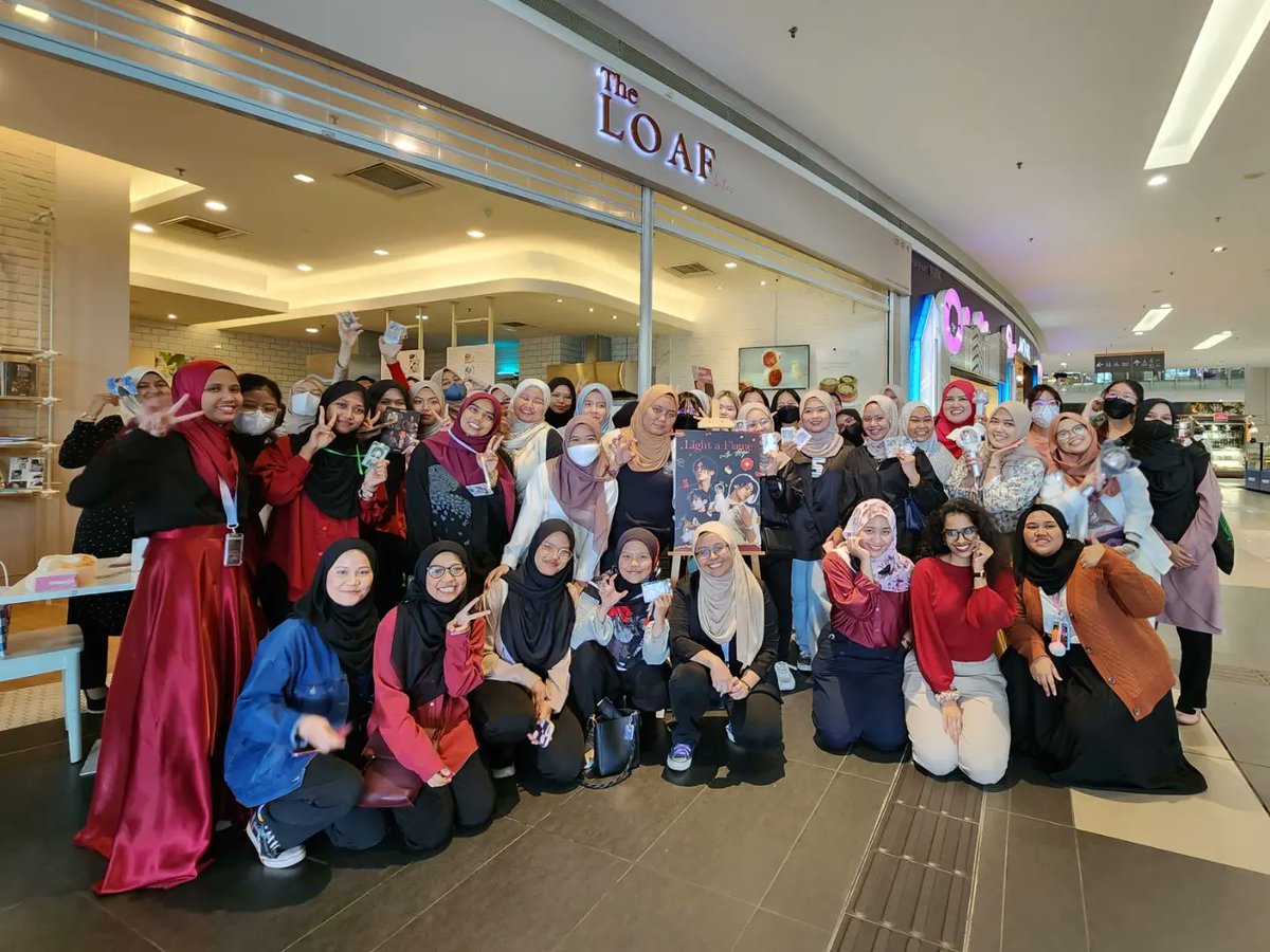 unicalaxy's tweet photo. #LightAFlameWithGyu 🖤❤️💛
180323
Group photo
#SEVENTEEN #cupsleeveeventMalaysia #SeventeenCupsleeveEvent #Mingyu #KimMingyu https://t.co/jo1hi3eKMI