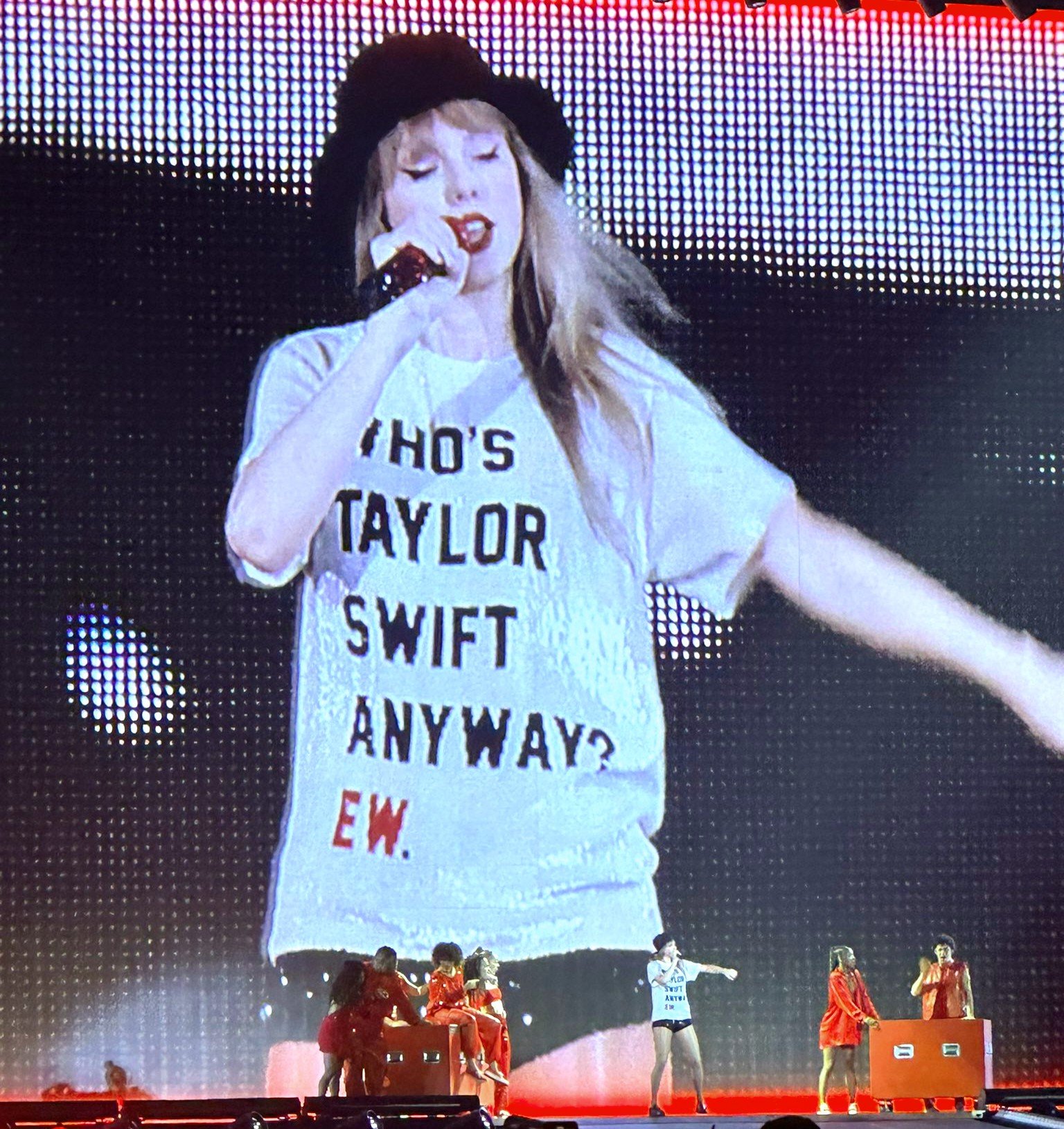 The Swift Society on Twitter: "🧣| The 22 shirt has a new message: "Who