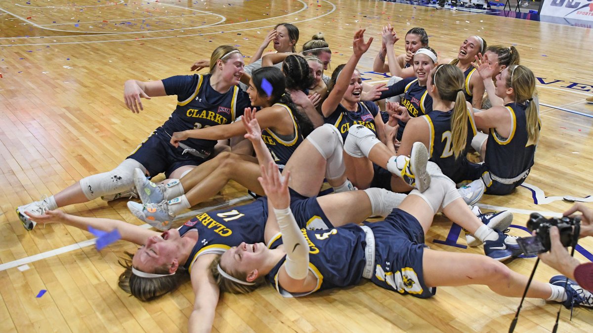 ClarkeWBB's tweet photo. The moments that will live forever

#RunAs1
#ClarkePride https://t.co/esDRESklZG