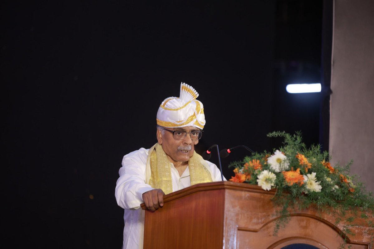 guptaakhilesh63's tweet photo. Delighted to participate in convocation of @Saveetha_Univ. Heartening to see university with 10k students,  1k faculty, excellent research infrastructure, making astounding progress, published 10k no of research papers, filed 100s of patents, ranks 18th in dentistry in QS ranking https://t.co/o6YSvdKR0X