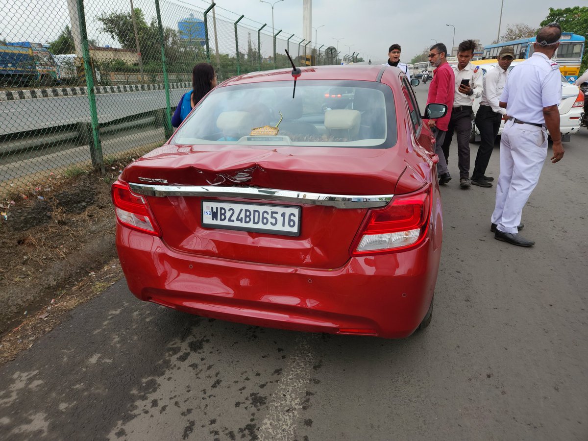 soumodeep85's tweet photo. @WBPolice - your officers don't know the basics and are only there to stand and unnecessarily debate instead of helping the public.
Your officer N.P.Santra and his local goons stopped our car near Bally without any rhyme or reason and caused an accident.
@MamataOfficial https://t.co/TLYPmlzNUf