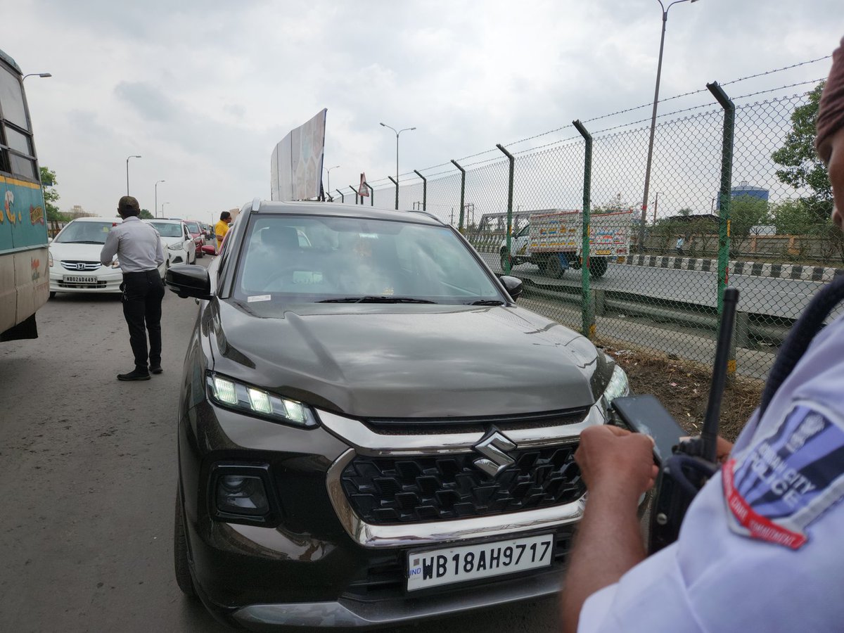 soumodeep85's tweet photo. @WBPolice - your officers don't know the basics and are only there to stand and unnecessarily debate instead of helping the public.
Your officer N.P.Santra and his local goons stopped our car near Bally without any rhyme or reason and caused an accident.
@MamataOfficial https://t.co/TLYPmlzNUf