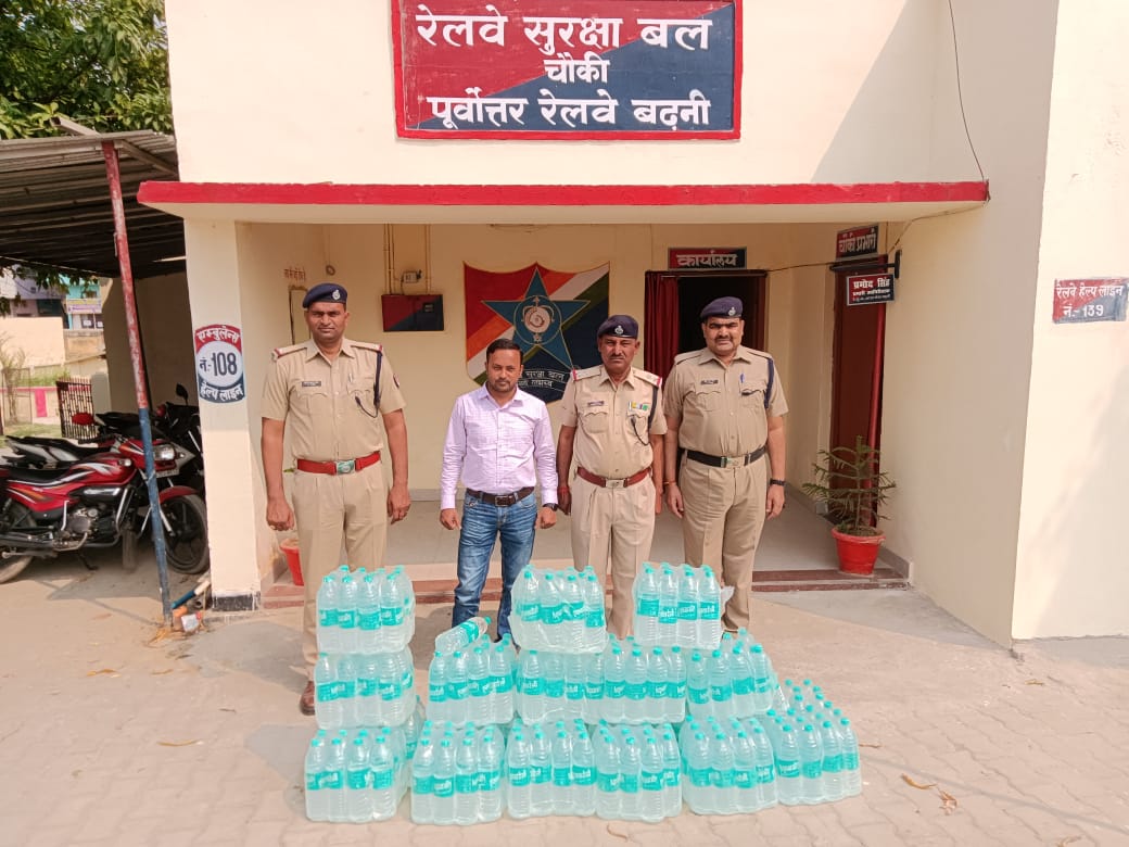 #OperationRailPrahari
'Uniform comes with responsibilities.'
RPF Balrampur, recovered unclaimed local brand water bottles from Train no. 11080 & handed it over to concerned for further necessary action on 18.03.2023. @RPF_INDIA @rpfner @rpfpcblp @drmljn