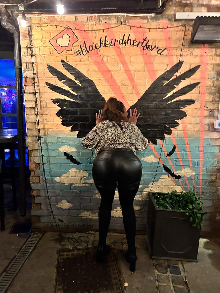 Cheekypeach94's tweet photo. The wings didn’t save me🦋
The party continues… send for drinks.
£cheekypeach94
#findom #femdom #sends #findomsend #ebonybrat #brat #ukfindom #ebonyprincess #cashslave #sundaysub https://t.co/EFfYbWfgBy