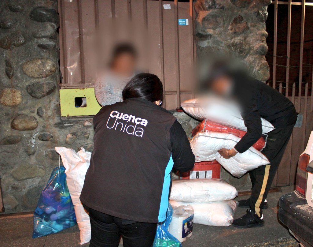 AccionSocialCue's tweet photo. El @MunicipioCuenca en coordinación con Acción Social Municipal, entregó ayuda a una tercera familia afectada por el sismo.
Los damnificados abandonaron su hogar en Tutupali y se trasladaron a la casa de un familiar. https://t.co/1CDs8KQbrD