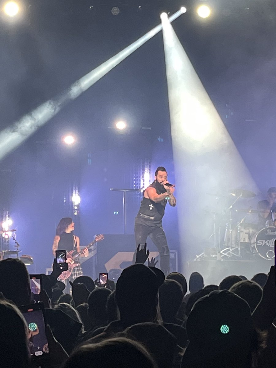 Meggiedoodles13's tweet photo. My 15th concert and it never gets old. @skilletmusic means so much to me and has gotten me through some of the hardest times these past few years. It was so wonderful to finally meet them tonight! @johnlcooper @JenLedger @koreycooper @MorrisonSeth https://t.co/mC84a0o7BR