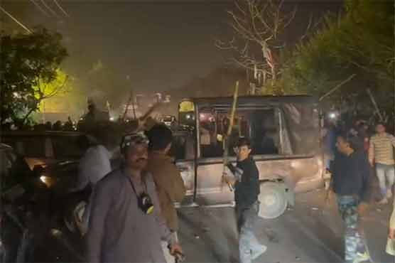 DunyaNews's tweet photo. زمان پارک: رات گئے پی ٹی آئی کارکنان کا پولیس کی گاڑی پر حملہ، شیشے توڑ دیئے #Zamanpark #Policevanattack #PTI https://t.co/aZzN0Jv8MC https://t.co/6Dvp5wLLEc