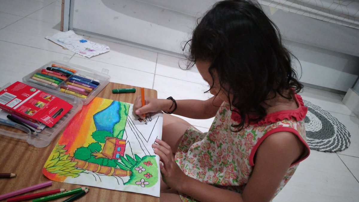 Jadi ibu bner2 hrs serba bisa. Anak nari ibu mendadak jd MUA, anak mau lomba mewarnai jd guru gambar, jadi babu jg yg utama😅 tp ak puas bgt sama hasil anak2.. skalipun hrs byr les ini itu.. bagi waktu kerja urus anak2 antar les.😇