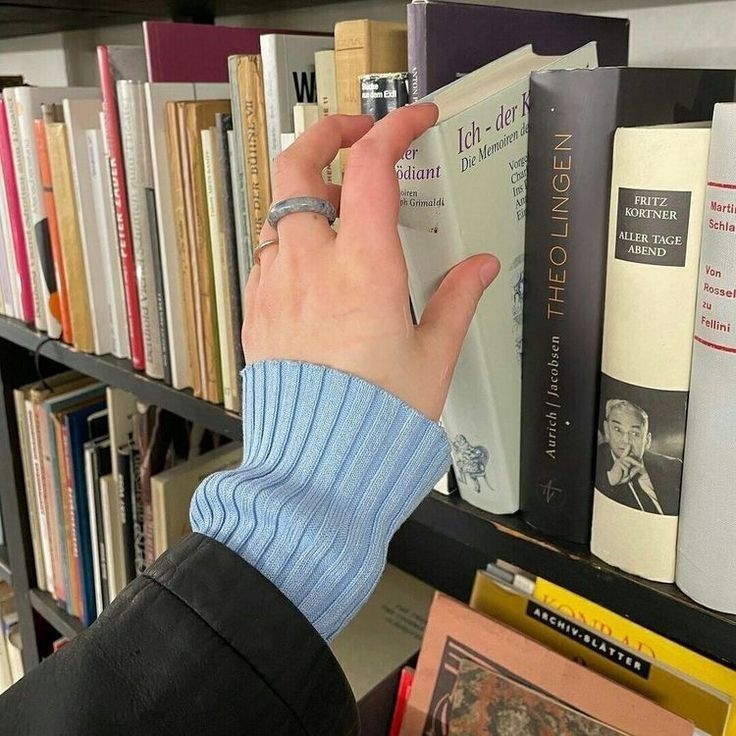 warclss's tweet photo. hii im not new to #booktwt but i need new moots bc no-one interacts w me ever lmao 

-the inheritance games
-daisy jones 
-gone girl 
-last night at the telegraph club
-malibu rising 
- and mostly a romcom lover 

pls rt 🤞🩷 https://t.co/e4Y2ycL0Ko