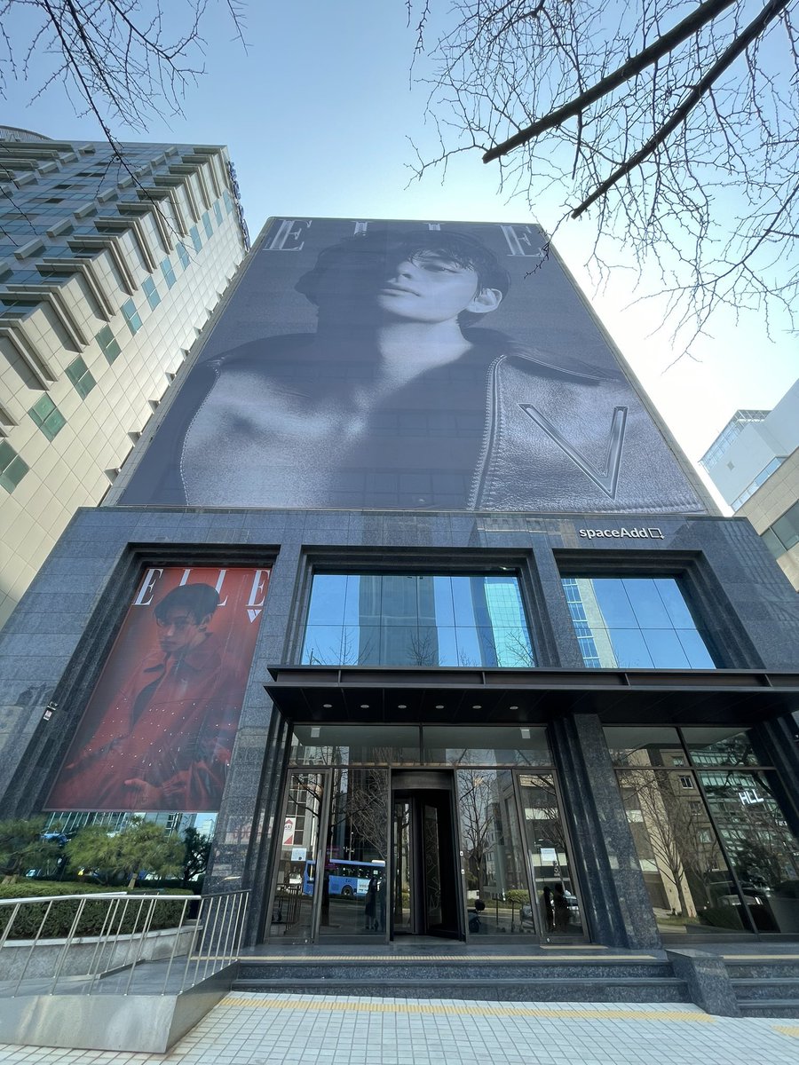 Taehyungimpact's tweet photo. A HUGE Taehyung’s Elle Korea covers displayed on LED Billboards in at JTBC Plus Building in Gangnam, where the ELLE korea office 😳 https://t.co/tK2DtdDH91