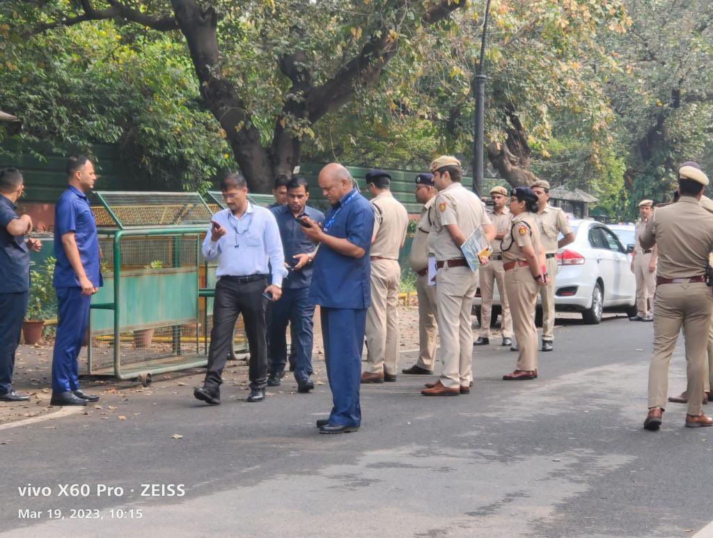 rakeshjournal's tweet photo. दिल्ली पुलिस के अधिकारी कांग्रेस पार्टी के पूर्व राष्ट्रीय अध्यक्ष एवं सांसद राहुल गांधी से पूछताछ करने के लिए पहुँची ।।@HMOIndia https://t.co/otIEpXmEGG