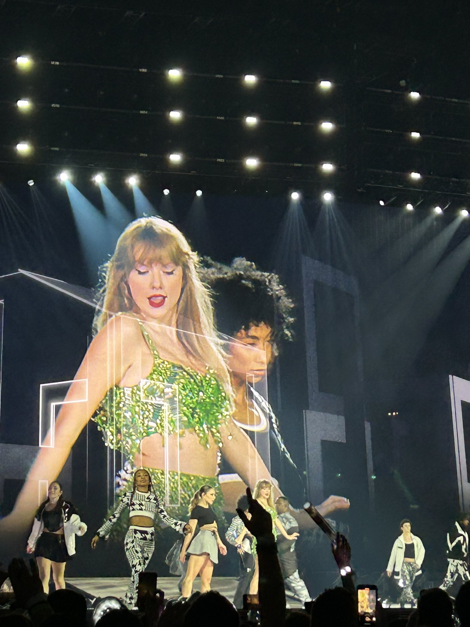 The Eras Tour on X: "let's Green, Green, Green tonight, Glendale!  #TSTheErasTour New Outfit for 1989 set! 💚 https://t.co/7WeH305Zw8" / X