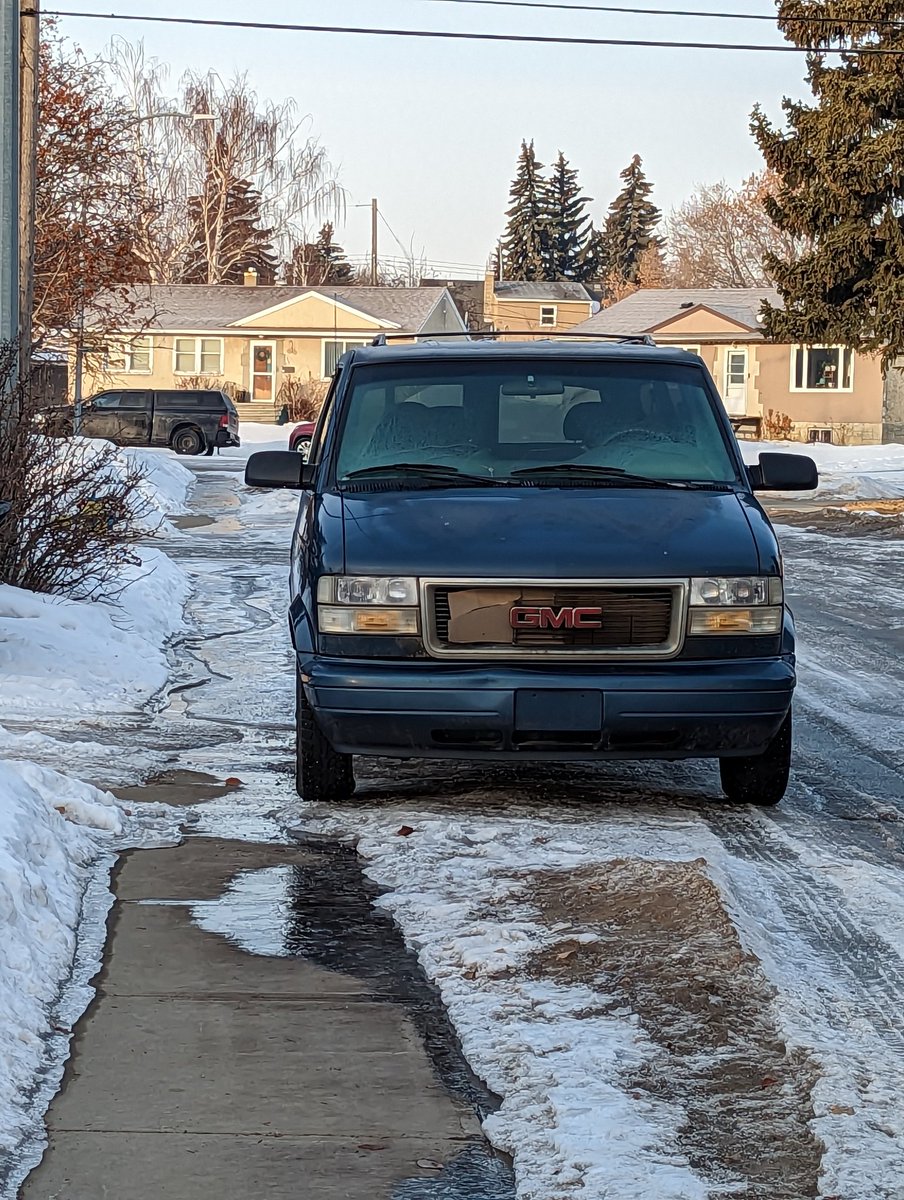 @PlanEdmonton 
Treed boulevards > monowalks
= Winter City & environmental benefit

I can't tell you how often this happens. If it's not people parking where they wish or the melting windrows wrecking a walk, it's both. Can't win...
#yegdesign